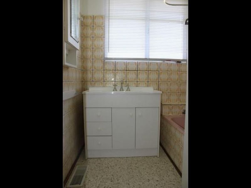 121 Power Avenue (MELWAY 69 J1), Chadstone VIC 3148