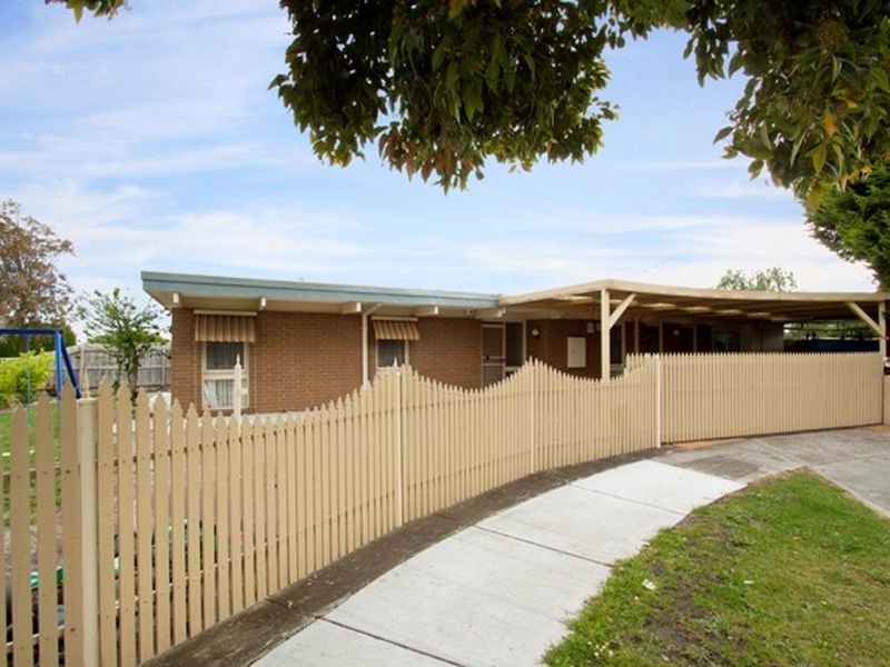 4 BERNAY COURT, Springvale South VIC 3172