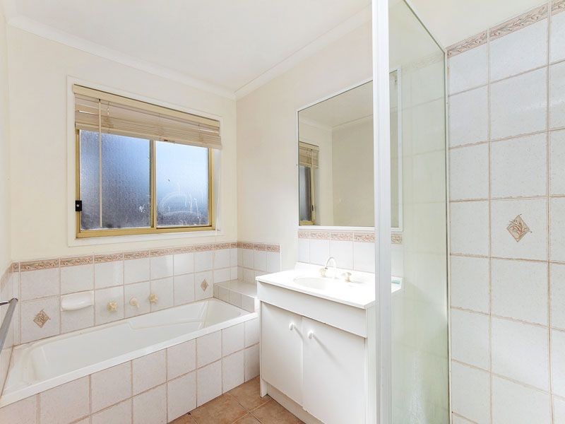 1 Emoh Close, Cranbourne VIC 3977