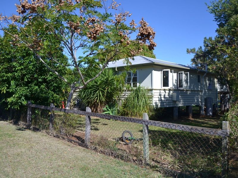 58 Barrow St, Gayndah QLD 4625