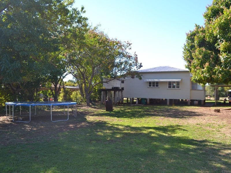 58 Barrow St, Gayndah QLD 4625