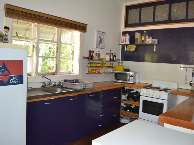 58 Barrow St, Gayndah QLD 4625