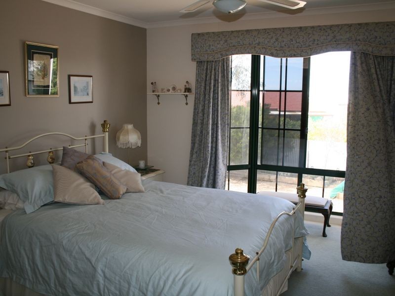 10 Barton Road, Tiddy Widdy Beach SA 5571