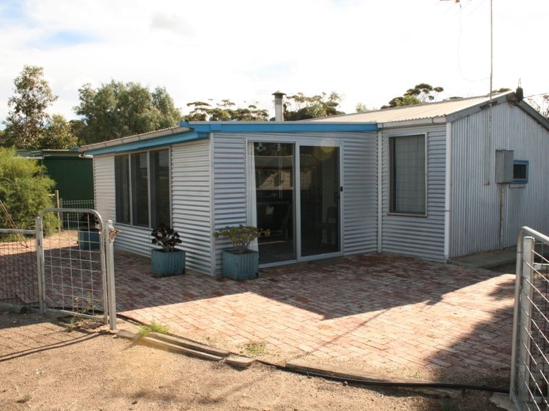 38 The Esplanade, Price SA 5570