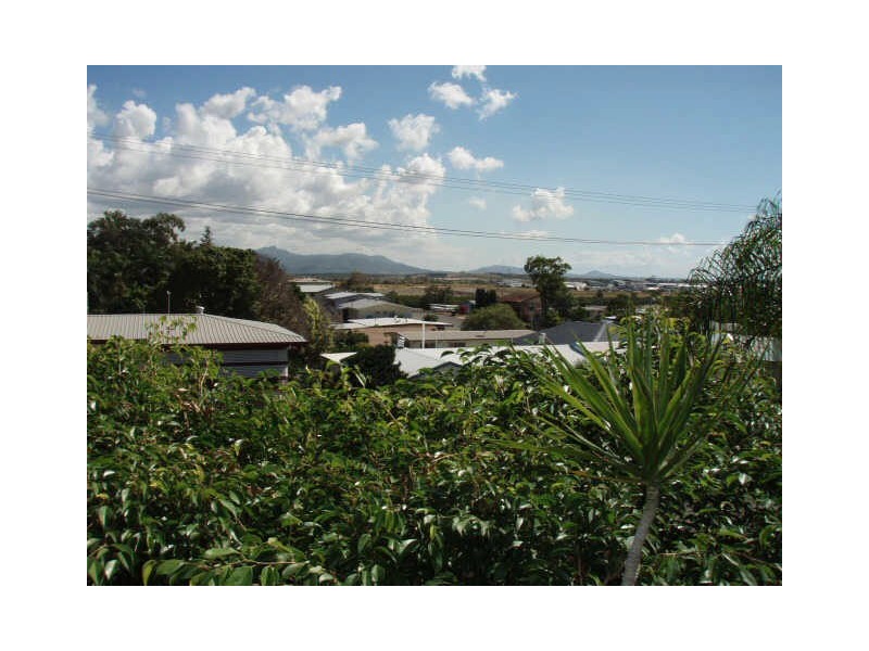 10 Geraldine Street, West Gladstone QLD 4680