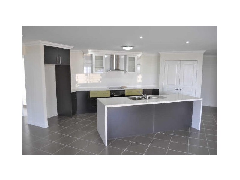 2 Johnson Street, Glen Eden QLD 4680