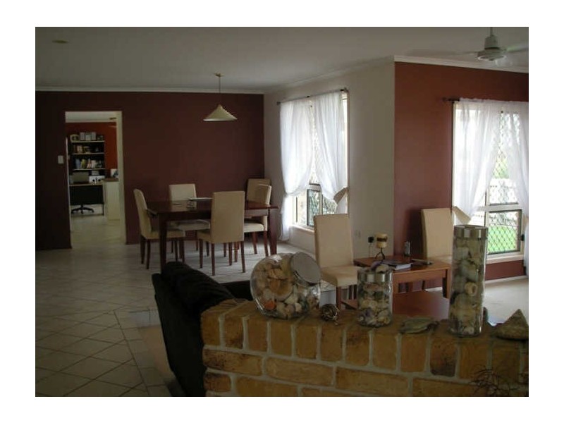 8 Fairbairn Place, Clinton QLD 4680