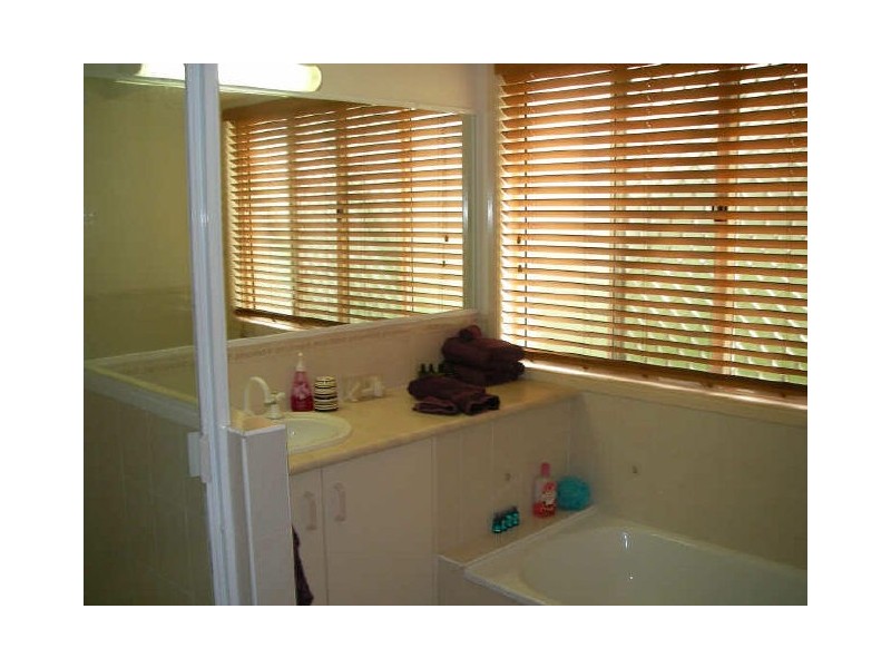 8 Fairbairn Place, Clinton QLD 4680