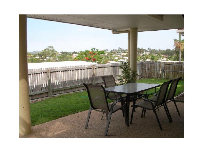 8 Fairbairn Place, Clinton QLD 4680