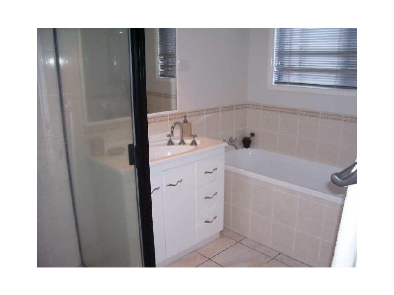 3 Leonie Court, New Auckland QLD 4680