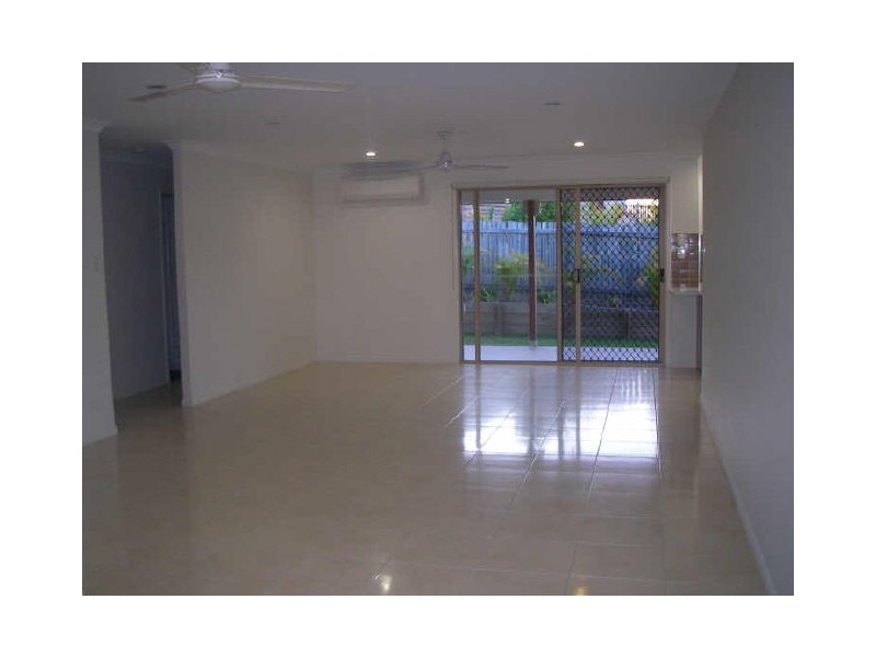 2/11 Sutherland Court, Telina QLD 4680