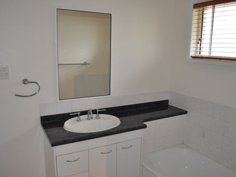 4 Yellowpatch Avenue, New Auckland QLD 4680