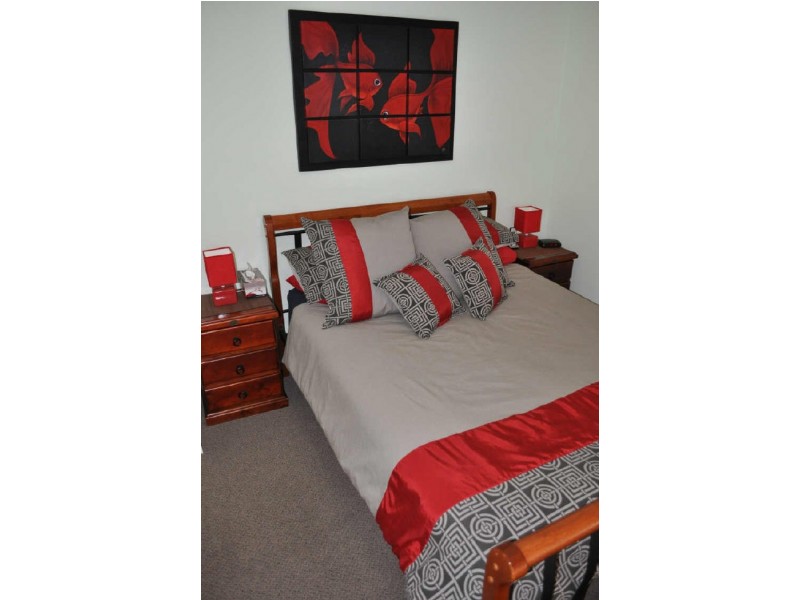 6 & 6A Jacaranda Court, New Auckland QLD 4680