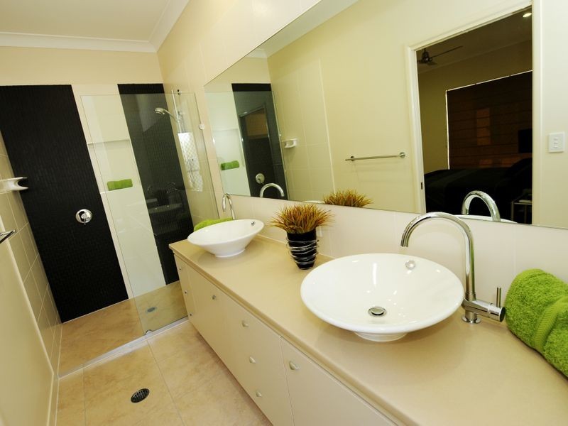 4 Grasstree Crescent, Kirkwood QLD 4680