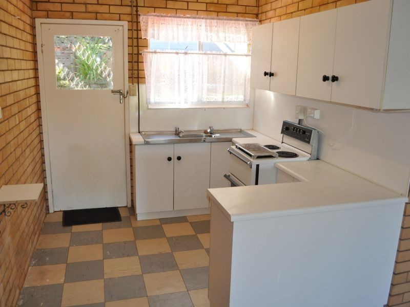 8 Holland Street, Gladstone QLD 4680