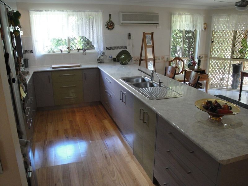 12 Lakeside Place, Clinton QLD 4680