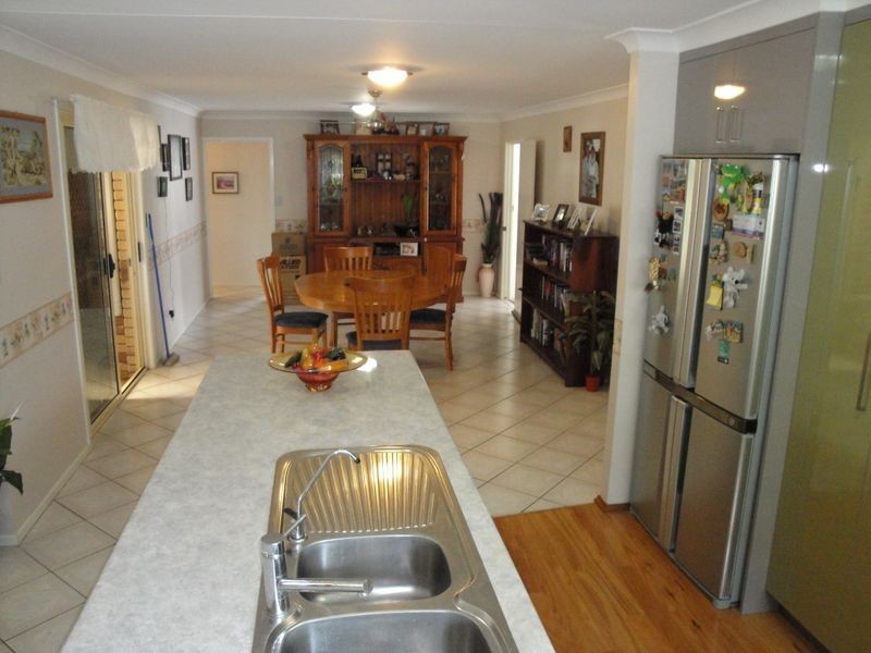 12 Lakeside Place, Clinton QLD 4680