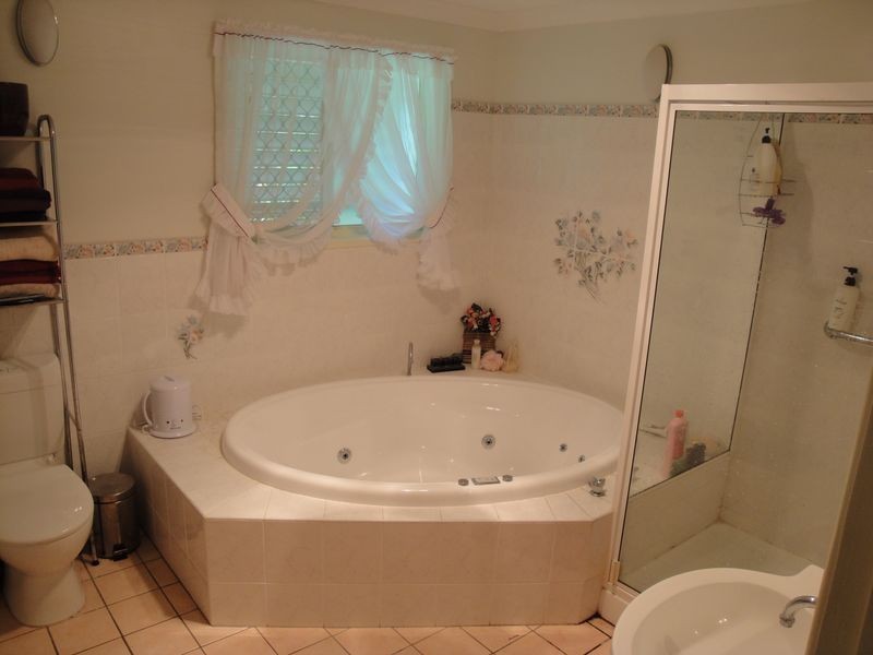 12 Lakeside Place, Clinton QLD 4680