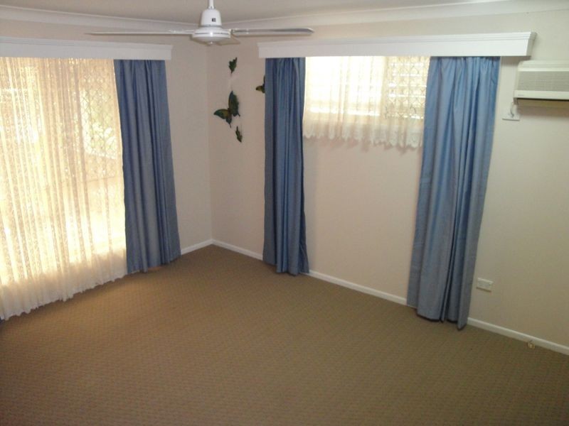 12 Lakeside Place, Clinton QLD 4680