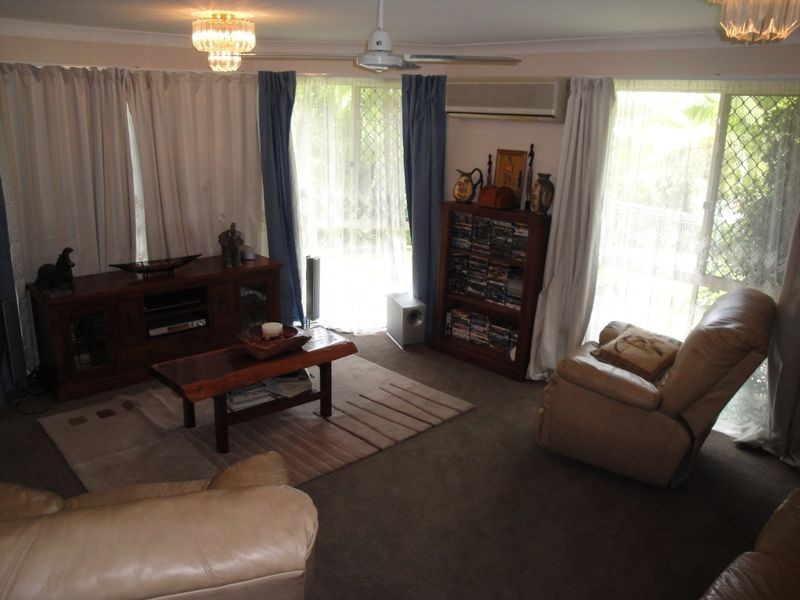 12 Lakeside Place, Clinton QLD 4680