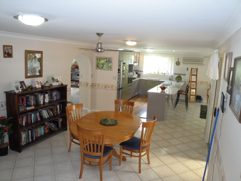 12 Lakeside Place, Clinton QLD 4680