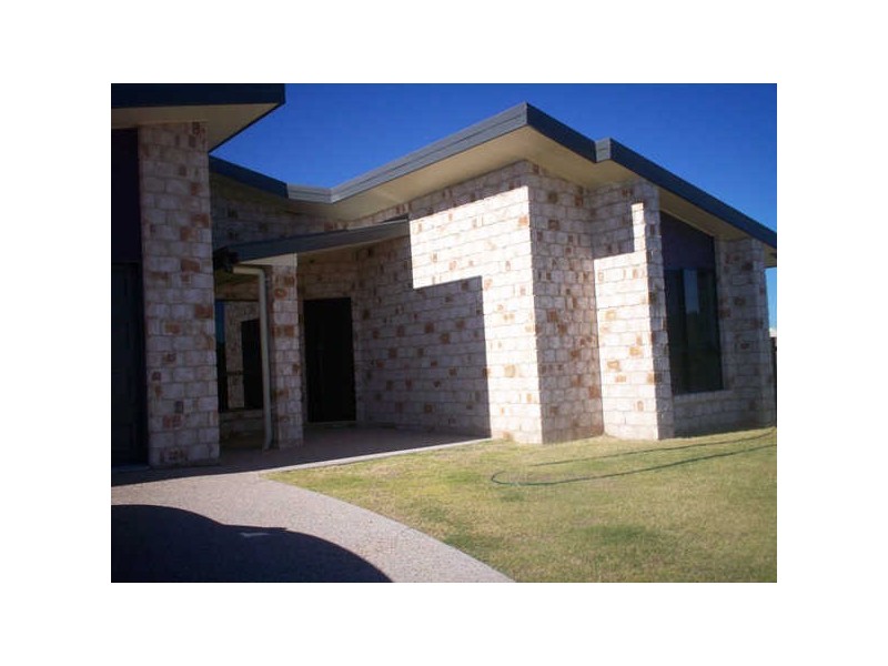 8 Leslie Street, Clinton QLD 4680