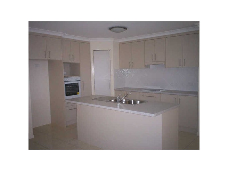 8 Leslie Street, Clinton QLD 4680