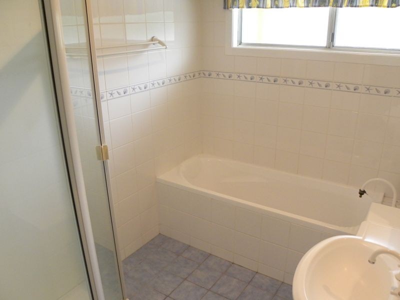 11 Angler Street, Toolooa QLD 4680