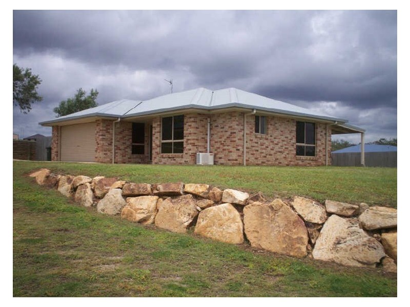4 Linhow Crescent, Clinton QLD 4680