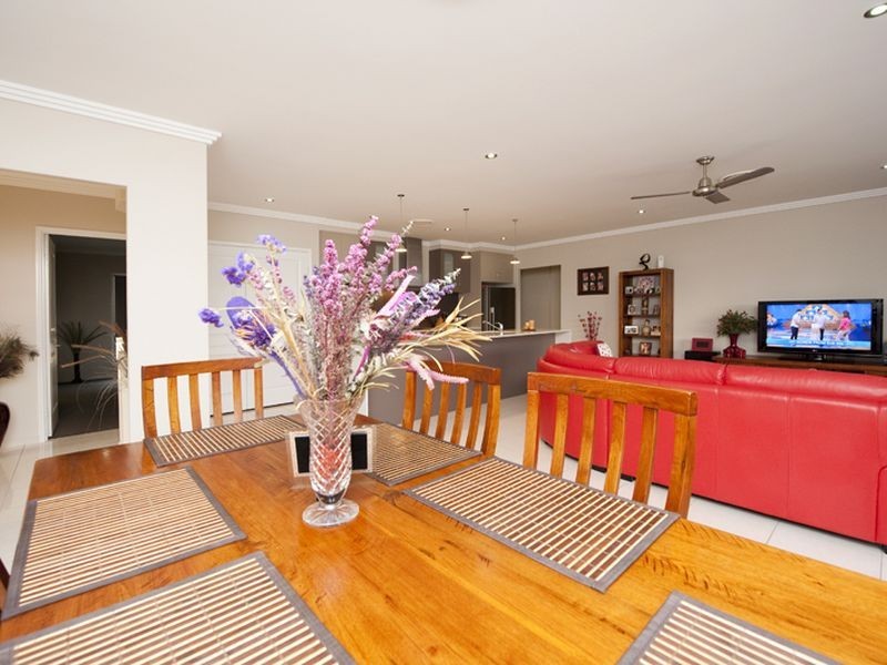 6 Phoenix Place, Telina QLD 4680