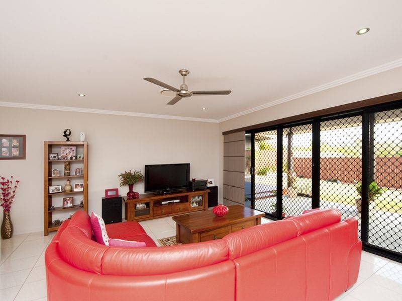 6 Phoenix Place, Telina QLD 4680