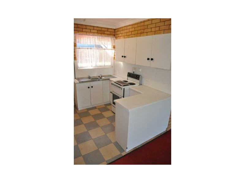 8 Holland Street, Gladstone QLD 4680