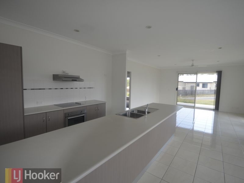 2 Glasshouse Place, New Auckland QLD 4680