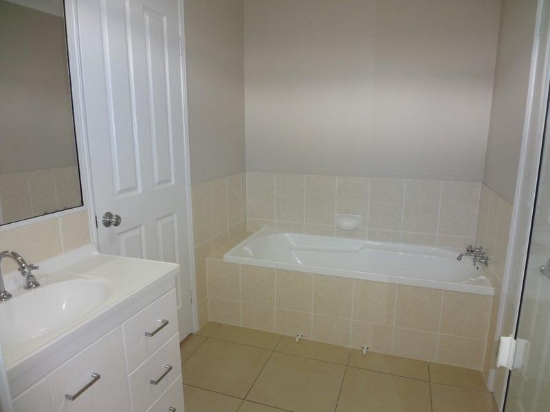 2/19 Wicks Street, New Auckland QLD 4680