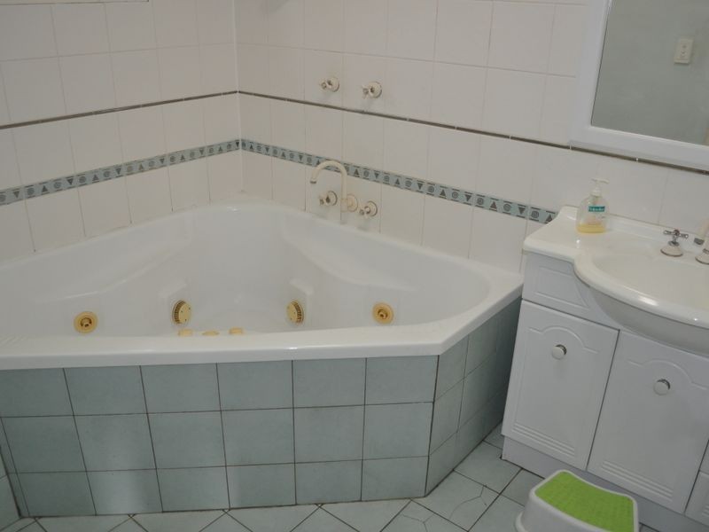 17 Cockatoo Drive, New Auckland QLD 4680