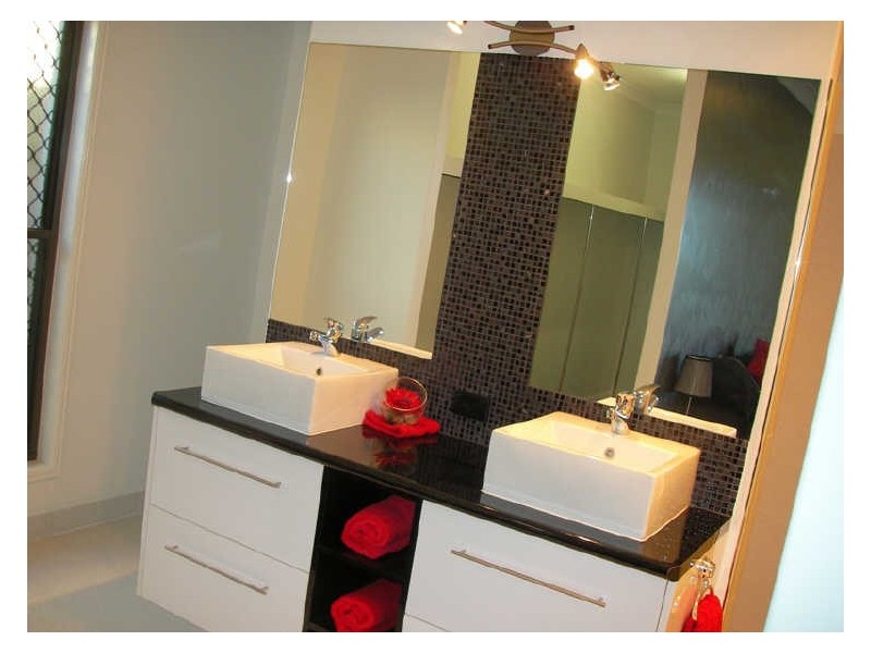 17 Leslie Street, Clinton QLD 4680