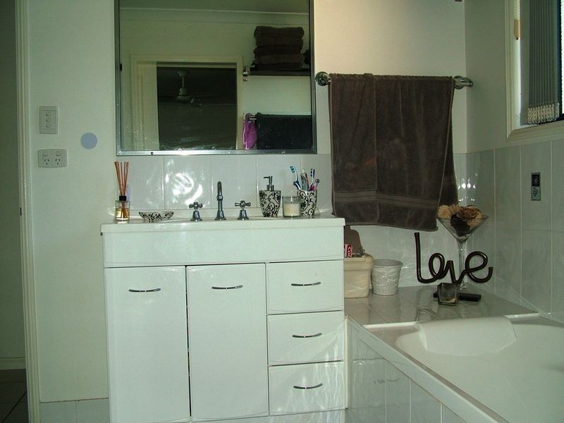 10a Linhow Crescent, Clinton QLD 4680