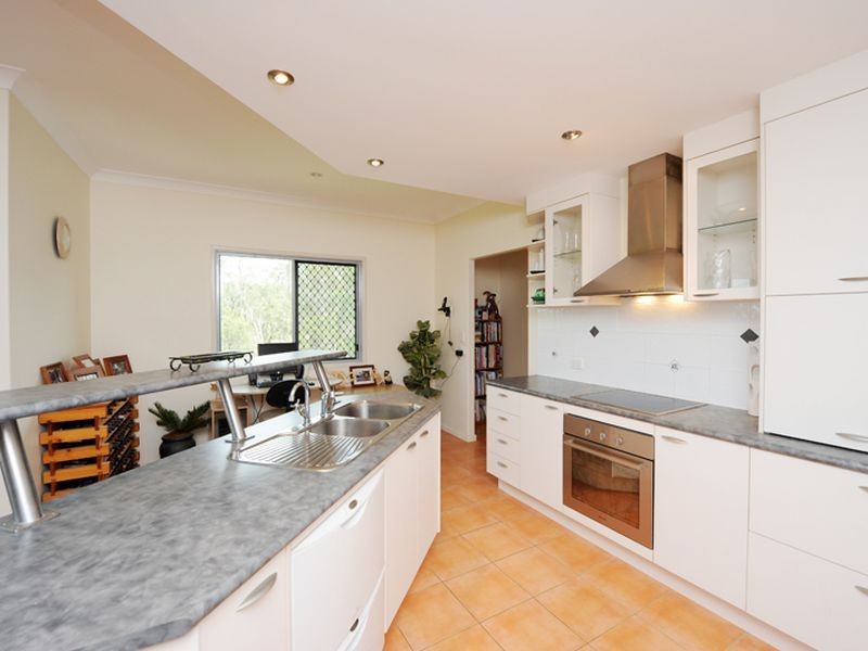 6 Panorama Court, Glen Eden QLD 4680