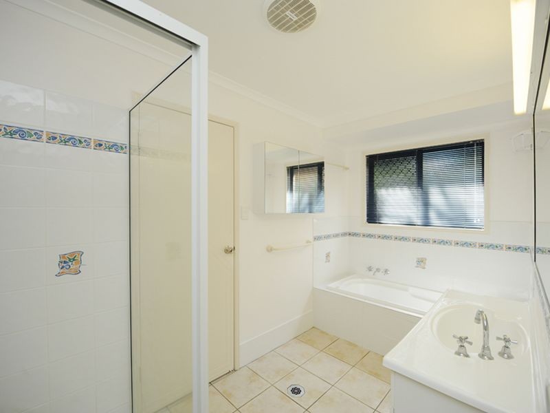 24 Barrine Close, Clinton QLD 4680