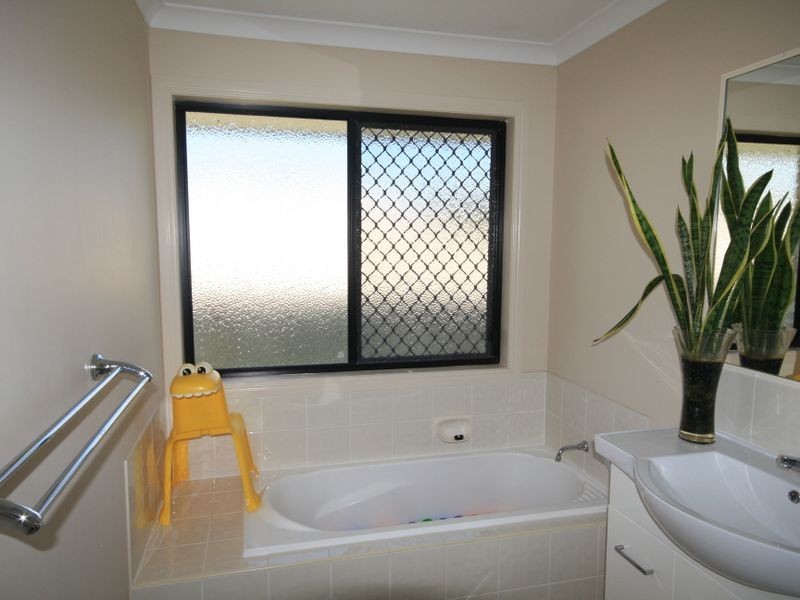 16 Skyline Drive, New Auckland QLD 4680