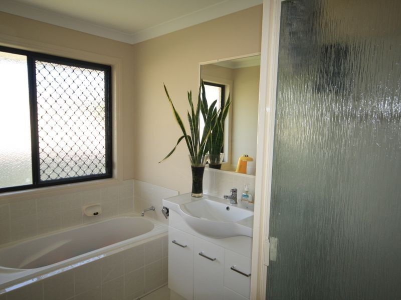 16 Skyline Drive, New Auckland QLD 4680