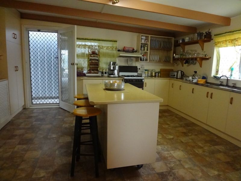 9 Gladstone Street, Mount Larcom QLD 4695