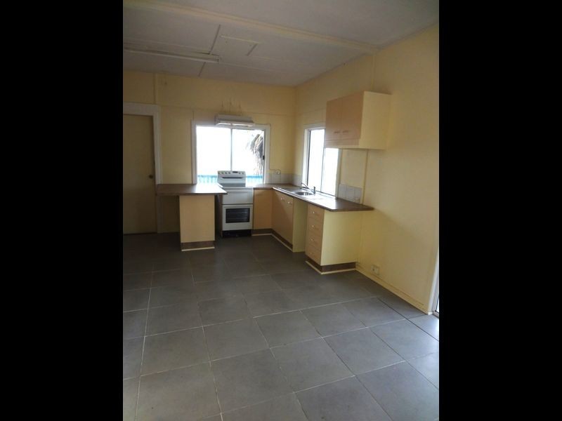 9 Gladstone Street, Mount Larcom QLD 4695