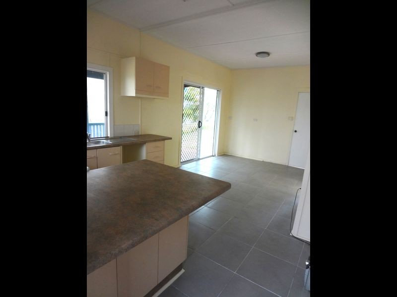 9 Gladstone Street, Mount Larcom QLD 4695