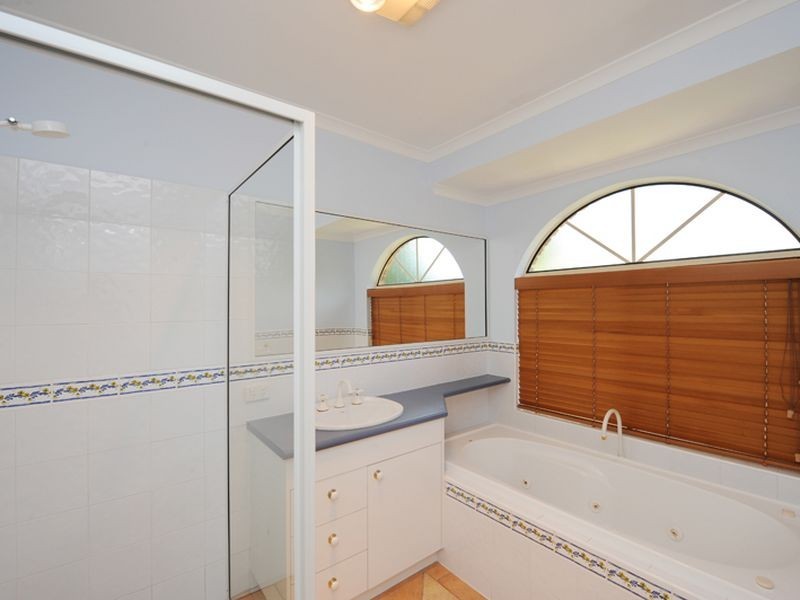 2 Barrine Close, Clinton QLD 4680