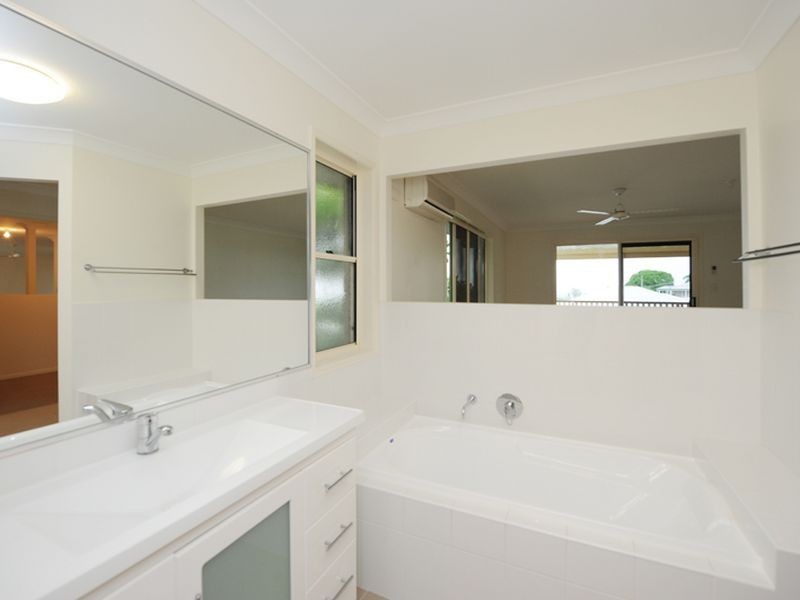 12 Hill Crescent, West Gladstone QLD 4680
