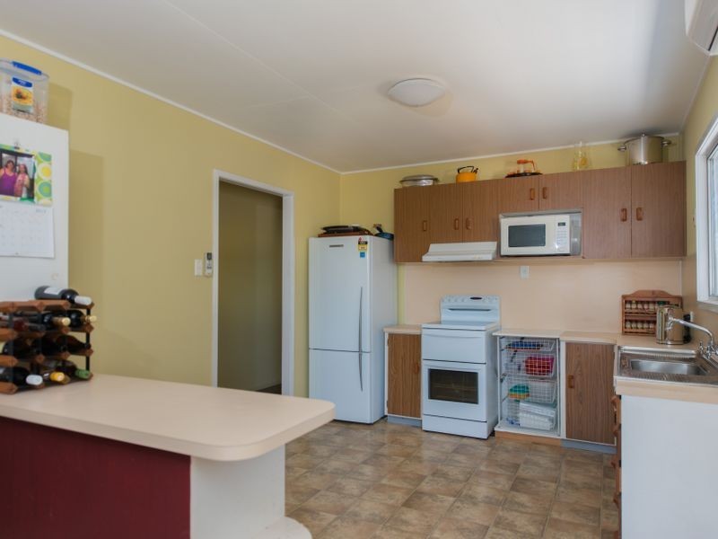 9 Peters Crescent, West Gladstone QLD 4680