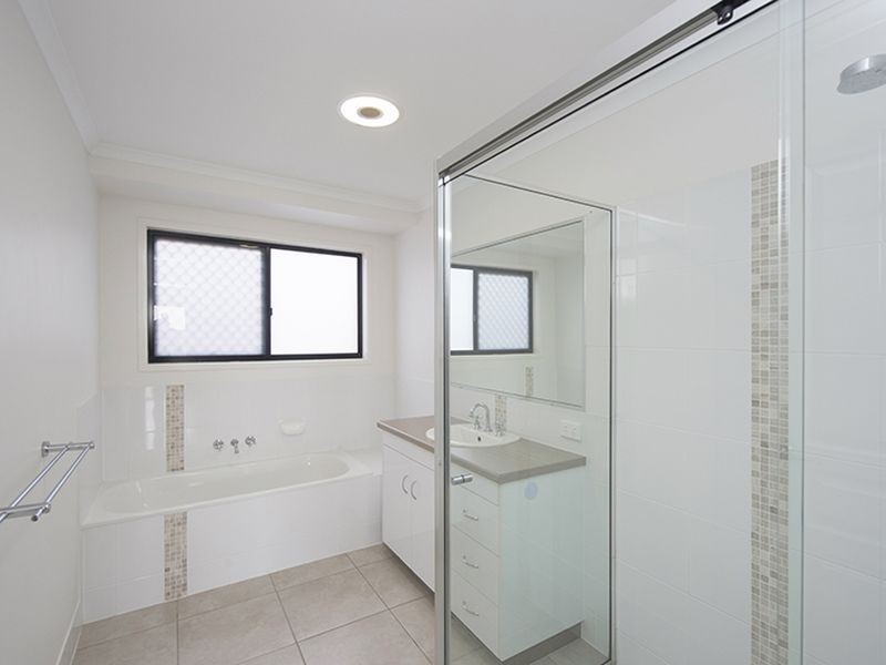 42 Dartmouth Close, Clinton QLD 4680