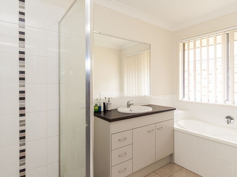 27 Dartmouth Close, Clinton QLD 4680