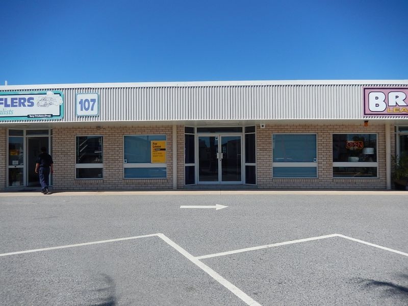 Shop 2/107 Hanson Road, Gladstone QLD 4680